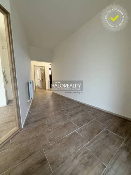 Innenraum eines Einfamilienhauses mit Holzboden und weißen Wänden.