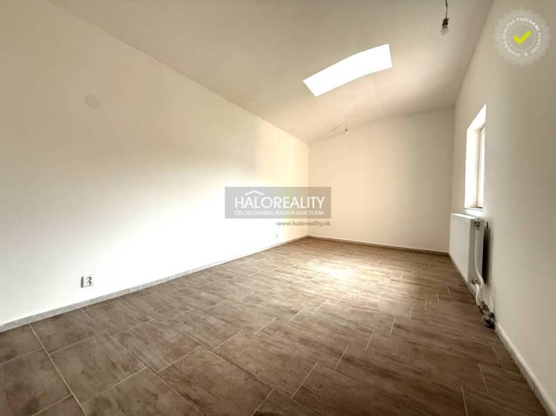 Geräumiger Raum mit Holzboden in einem Einfamilienhaus.