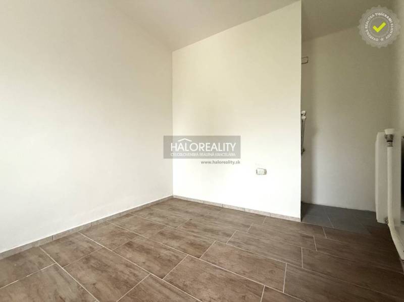 Ein leerer Raum mit Holzboden in einem Einfamilienhaus.