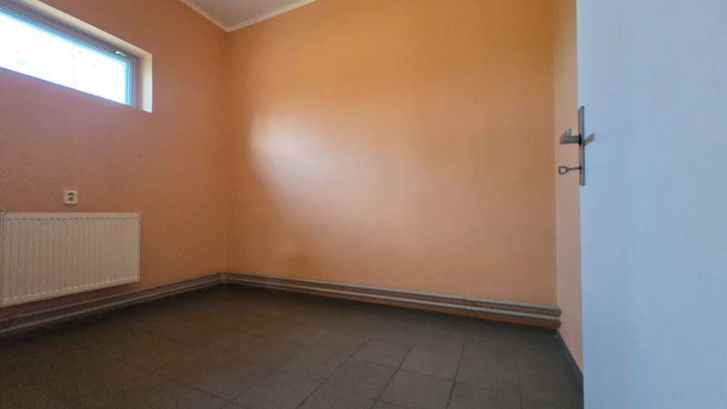 Sicherheitsraum mit Fenster, Heizkörper und Fliesen. Lager und Hallen.