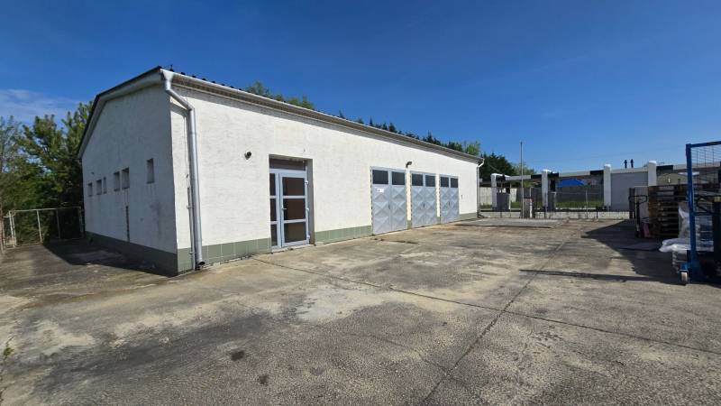 Lagerhallen und Lagerhäuser in Šaľa mit drei Garagentoren und befestigter angrenzender Fläche.