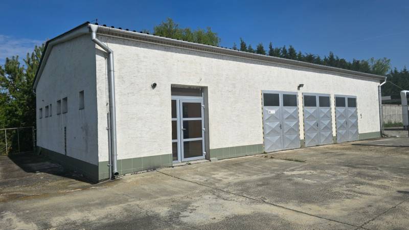 Weißes Gebäude mit Metalltüren in der Lager- und Hallenzone der Stadt Šaľa.