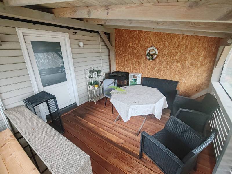 Hütte in der Hauptstraße in Nová Kelča, Terrasse mit Holzboden.