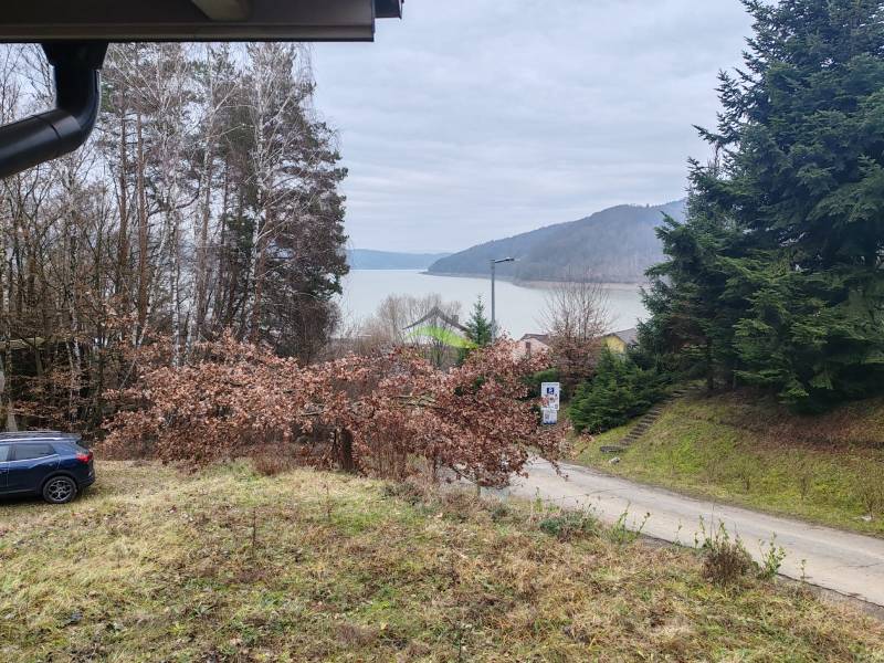 Blick auf den Stausee und das Grün von der Hütte in der Hauptstraße in Nová Kelča.