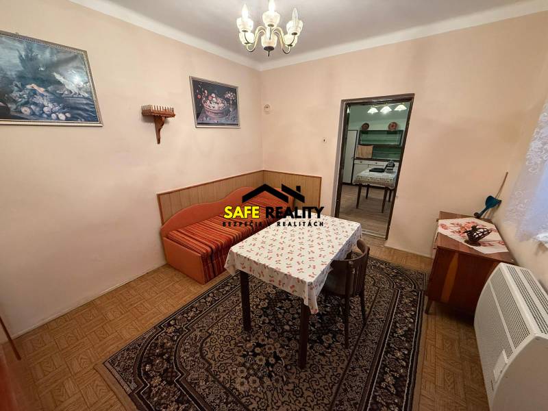 Esszimmer in einem Einfamilienhaus mit Teppichen, Tisch und Stühlen, Boden mit Holzdekor.