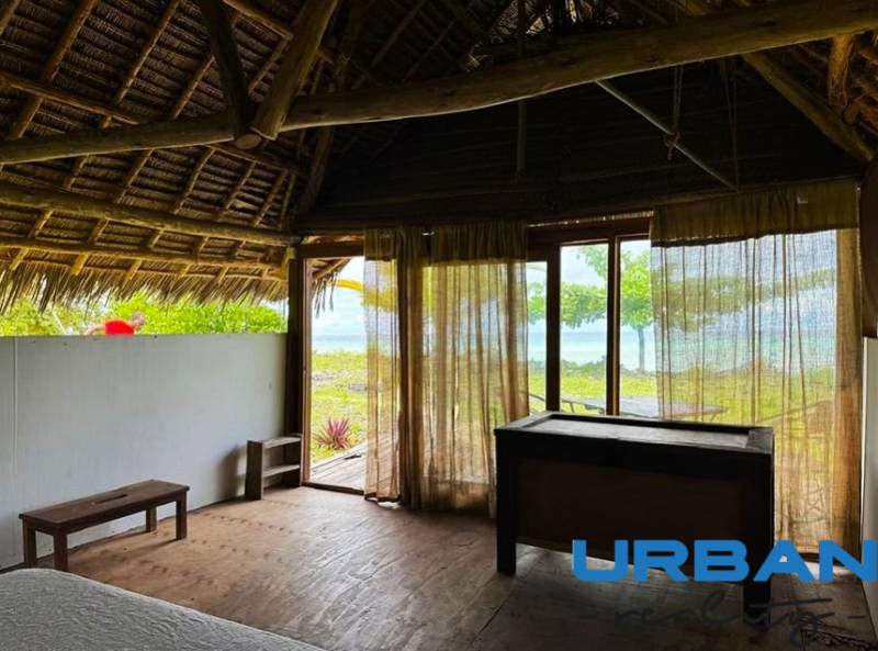 Innenraum mit Blick auf die Natur, Grundstücke - Gewerbe, Boden mit Holzdekor.