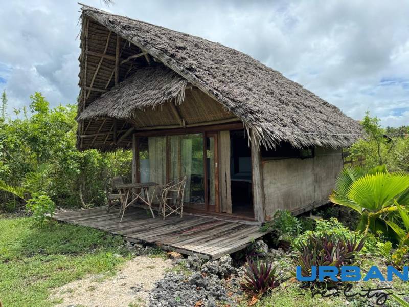 Traditionelles Häuschen mit Holzterrasse inmitten von Grün in Kizimkazi, Grundstücke - Gewerbe.