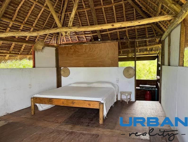 Holzbett in einer Hütte mit Holzbodenbelag für Gewerbegrundstücke.