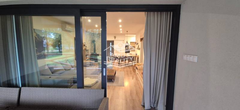 Innenraum eines Einfamilienhauses mit Holzboden und bequemen Sitzgelegenheiten.