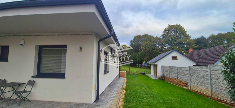 Einfamilienhaus in Studienka mit Terrasse, Gartenmöbeln und gepflegtem Garten.