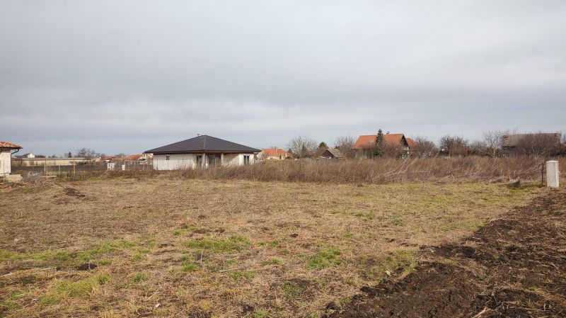 Grundstücke - Wohnen in Rastislavice, man kann die Vorbereitung für den Bau und die umliegenden Häuser sehen.
