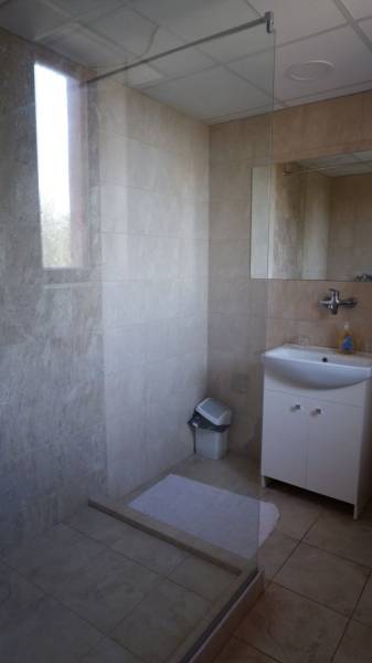 Badezimmer mit geräumiger Dusche und Waschbecken in Hotels und Pensionen.