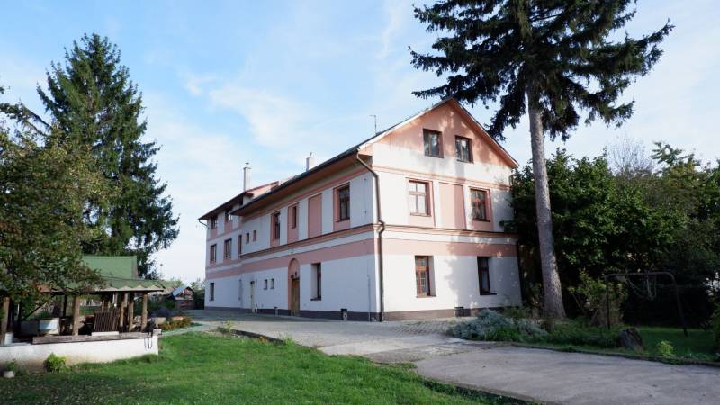 Das Gebäude in Poľný Kesov, umgeben von Grün, Hotels und Pensionen mit heimeliger Atmosphäre.