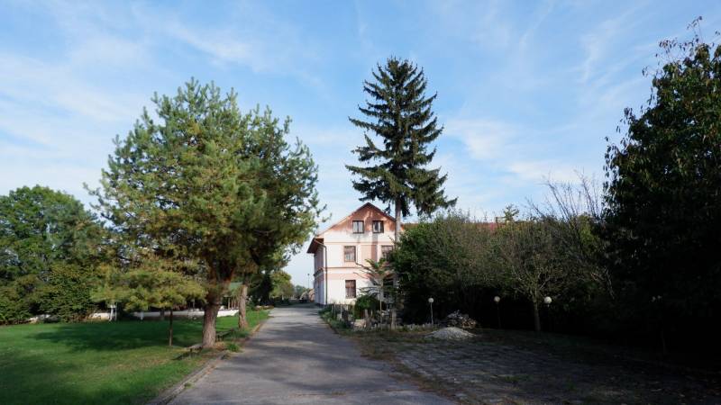 Der Weg führt zu einem Landhaus, umgeben von Grün in Poľný Kesov, Hotels und Pensionen.