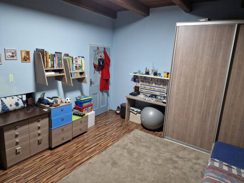 Kinderzimmer in einem Einfamilienhaus mit Holzelementen und Möbeln.