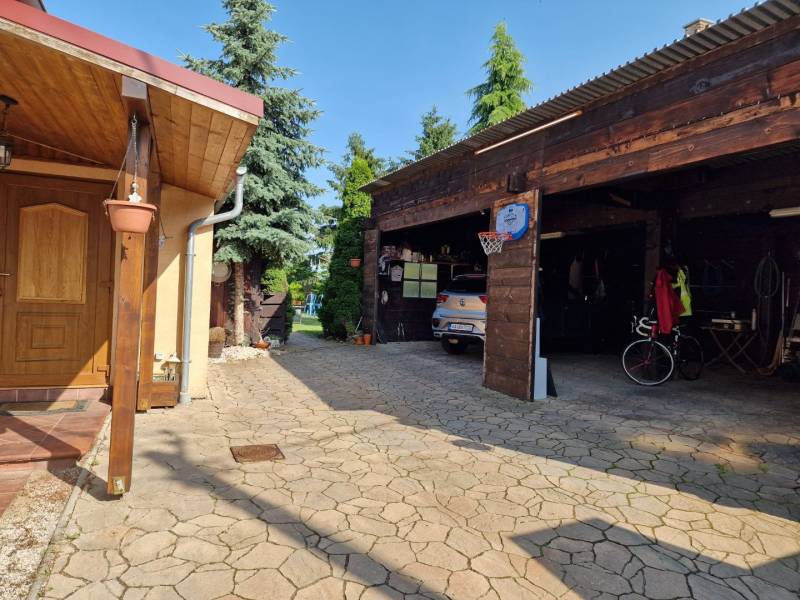 Einfamilienhaus in Dlhá nad Váhom mit Überdachung, Garage und gepflegtem Hof.