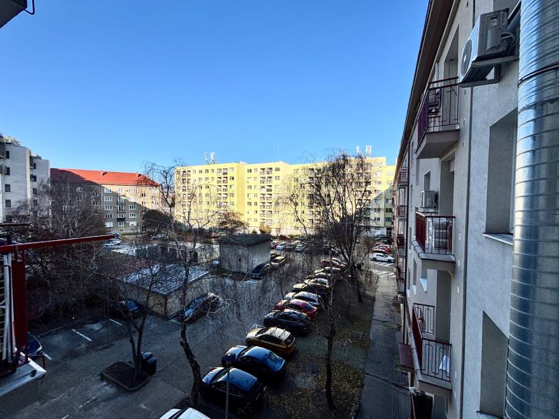 Wohnhäuser und Parkplatz am Dulovo námestie, Bratislava - Nivy, in der Nähe einer 2-Zimmer-Wohnung.