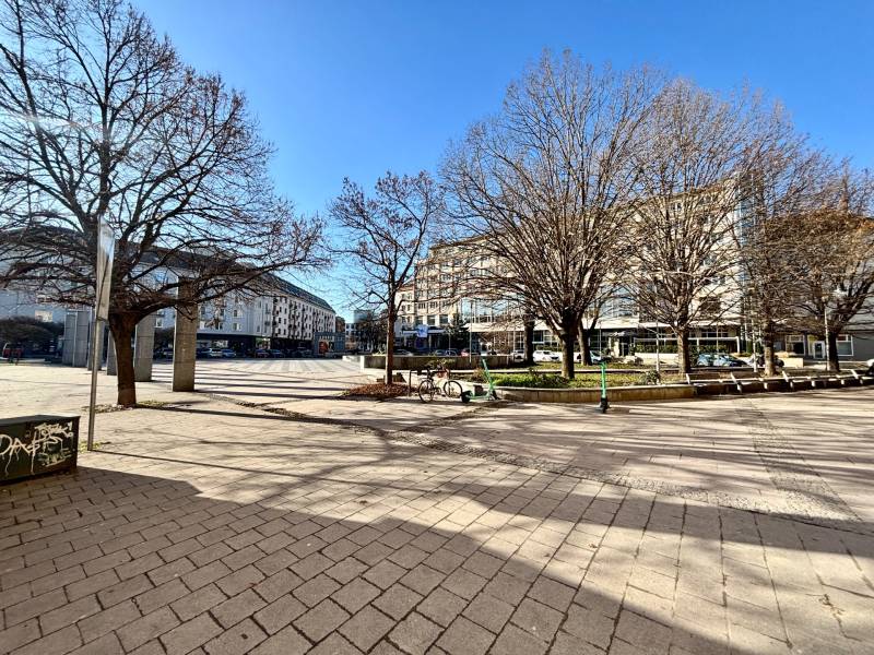 Städtische Szenerie vom Dulovo námestie in Bratislava - Nivy, die die Umgebung und das Grün einfängt.