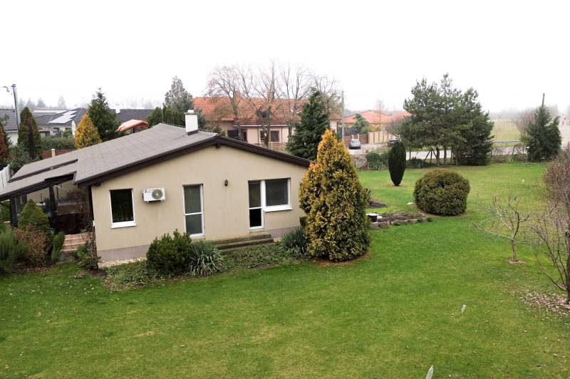 Ein Einfamilienhaus in der Hauptstraße in Kvetoslavov mit einem geräumigen Garten und einem gepflegten Grundstück.