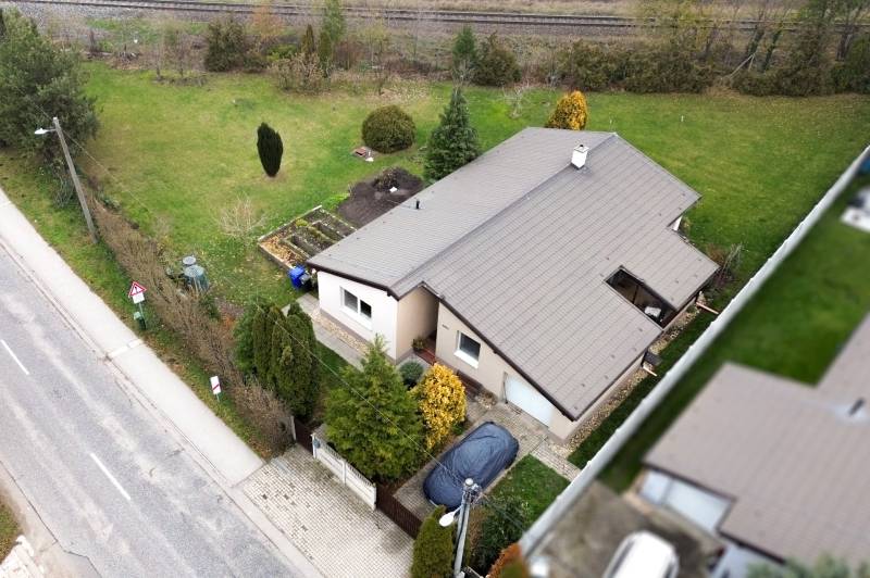 Ein Einfamilienhaus in der Hauptstraße in Kvetoslavov mit einem geräumigen Garten und einer Garage.