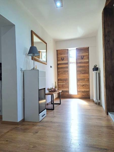 Innenraum mit Holzeingangstüren und Boden in Holzoptik in einem Einfamilienhaus.