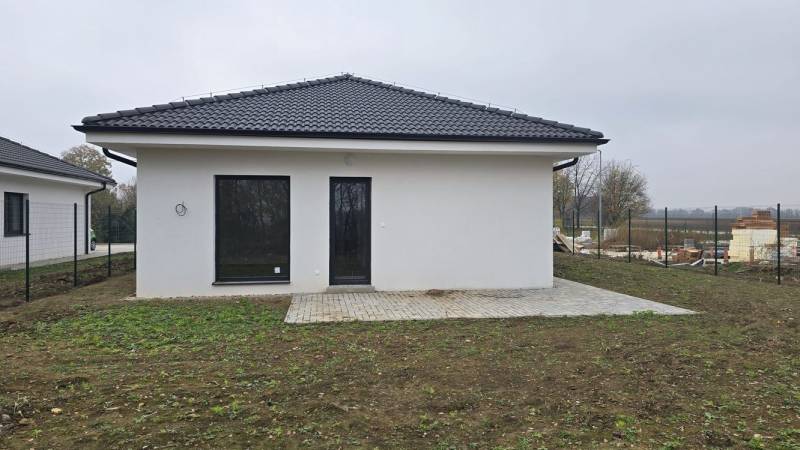Einfamilienhaus in Cífer mit weißer Fassade und Terrasse im Garten.