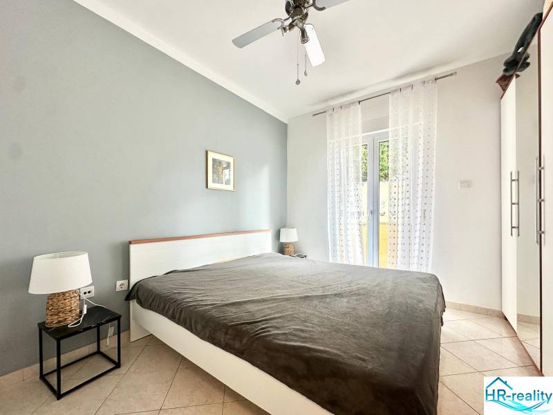 Schlafzimmer in einer Ferienwohnung mit Doppelbett und Nachttischen.