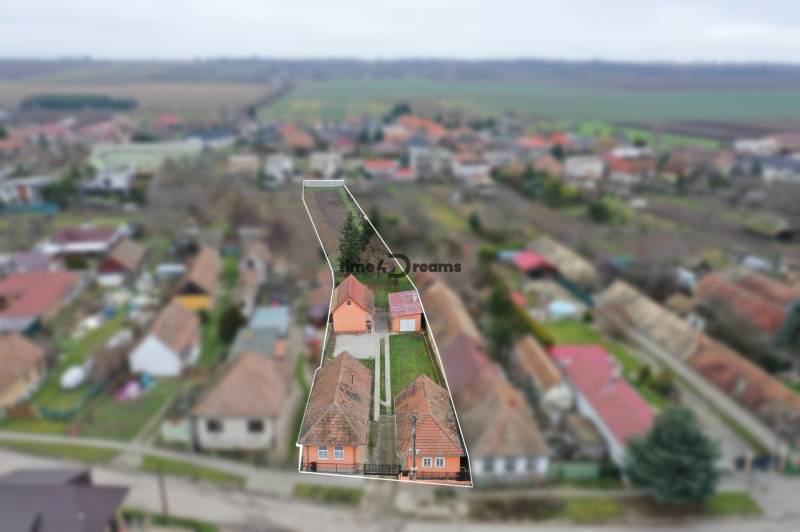 Ein Einfamilienhaus in Čechynce mit Garten und Wirtschaftsgebäuden.