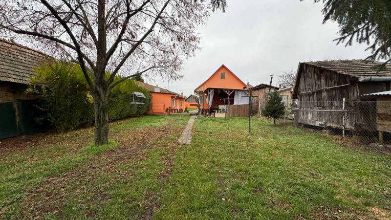 Garten beim Einfamilienhaus in Čechynce mit Pavillon und Holzhäuschen.