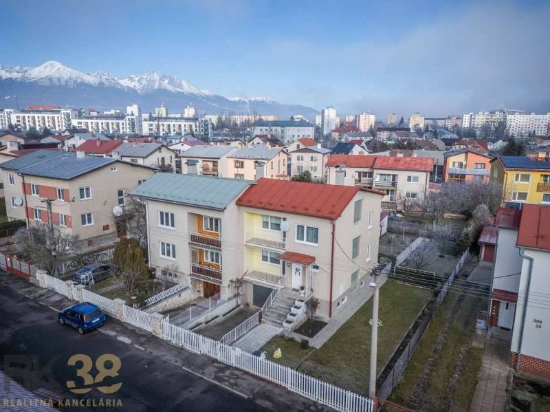 Einfamilienhäuser in Poprad mit Blick auf die Tatra, umgeben von der städtischen Panorama.