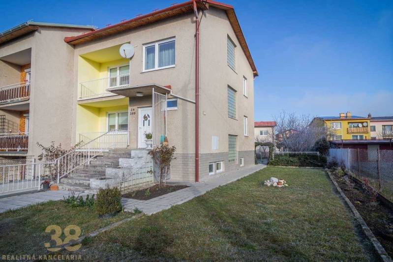 Ein Einfamilienhaus in Poprad mit einem Vorgarten und Treppen, die zum Haupteingang führen.