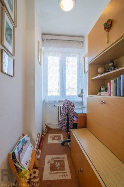 Ein gemütlicher Winkel im Einfamilienhaus mit Schreibtisch und Bücherregal.