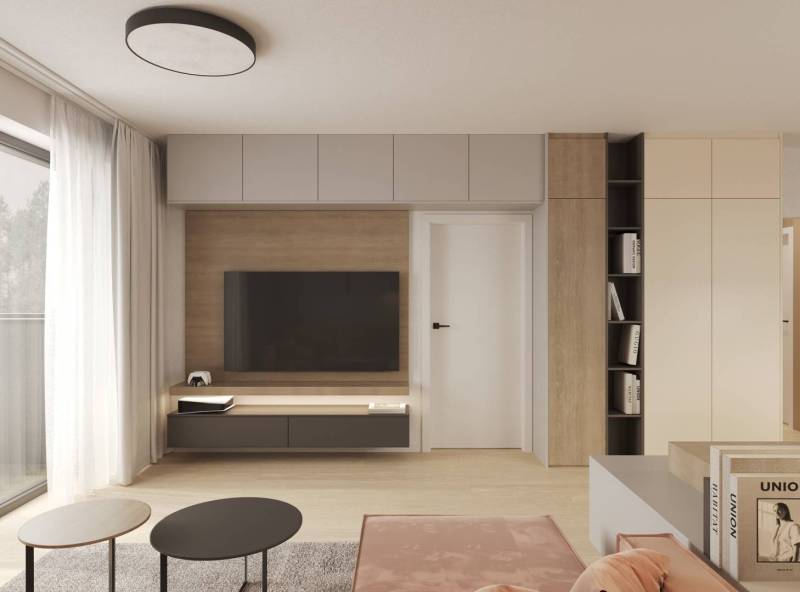 Wohnzimmer mit Fernseher, Boden mit Holzdekor, helle Vorhänge, Möbel und Bücherregal.