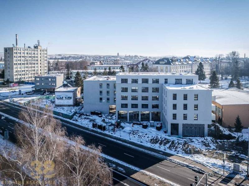 Winterpanorama von Poprad mit Gebäuden auf einer verschneiten Straße.