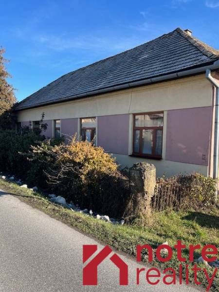 Ein Einfamilienhaus in Tomášovce mit traditionellem Dach und einfachem Fassadendesign.