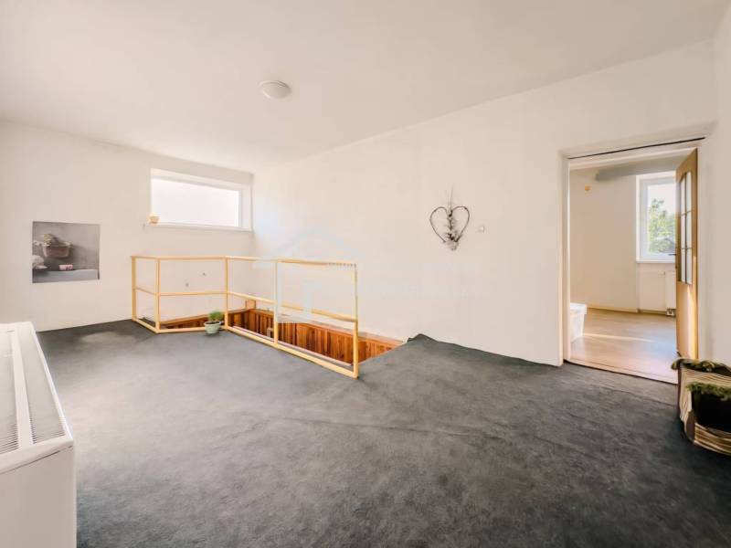 Innenraum eines Einfamilienhauses mit Teppich, Treppe und einfacher Wanddekoration.