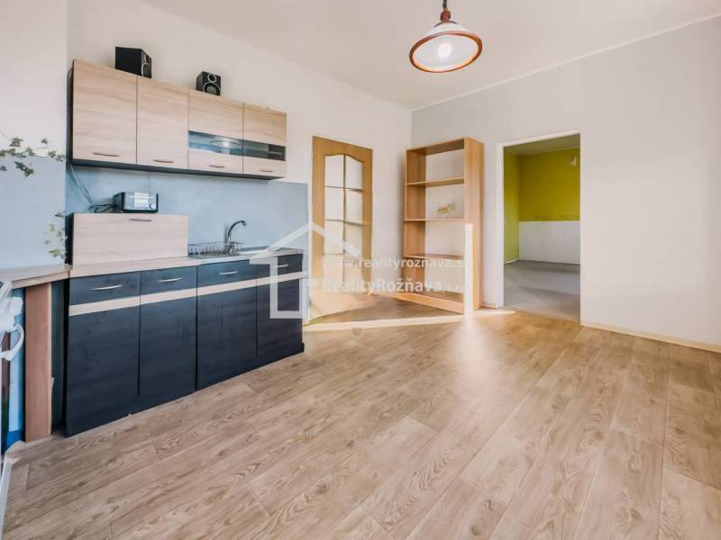 Küche in einem Einfamilienhaus mit Holzboden und hellem Interieur.