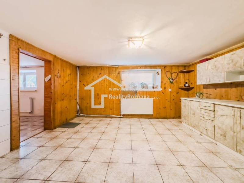 Küche in einem Einfamilienhaus mit Holzdekor und Keramikfliesen.