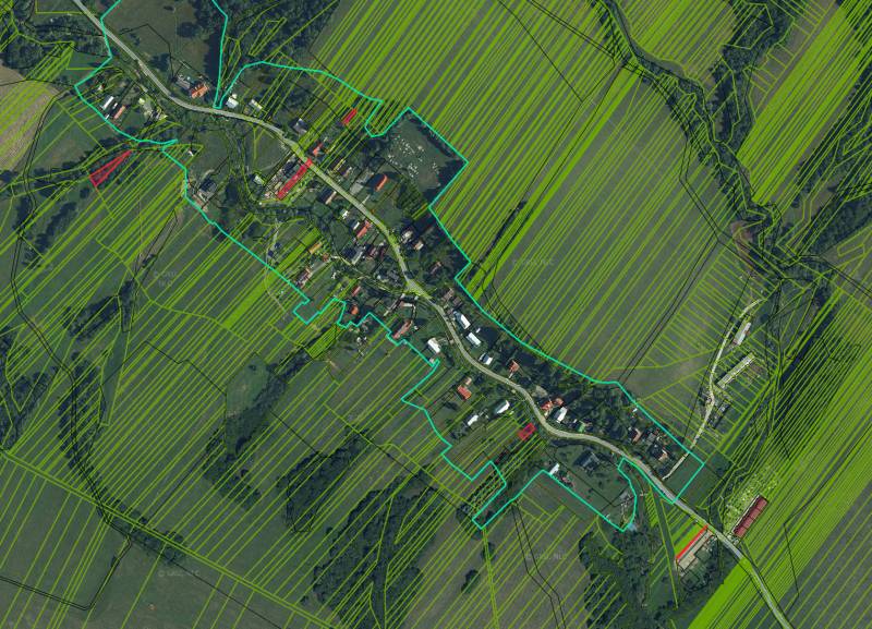 Luftkarte der Wohnbaugrundstücke in Varadka mit hervorgehobenen Grundstücksgrenzen.