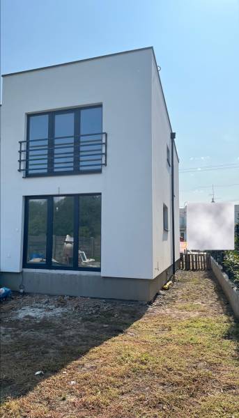 Einfamilienhaus in der Zvončín-Straße in Zvončín mit einer Rasenfläche vor dem Gebäude.