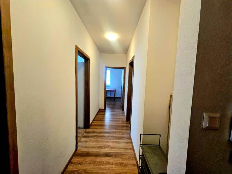 Flur mit Holzboden in einer 2-Zimmer-Wohnung.