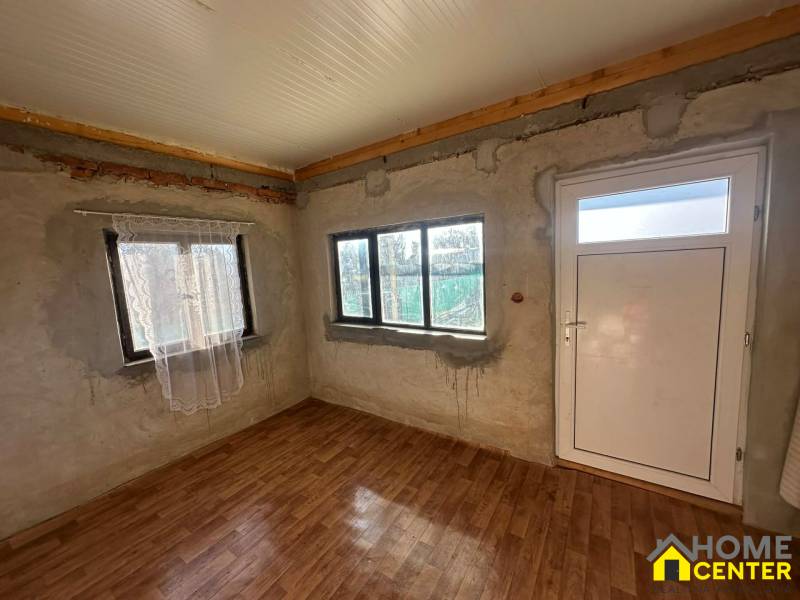 Innenraum mit Holzboden und weißen Türen im Bereich Garten.