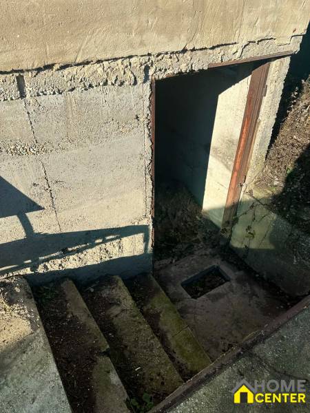 Treppe zum Keller in den Gärten in der Neuen Siedlung in Komárno.