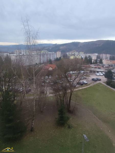 Blick aus der Höhe auf das Plattenbauviertel in der Stadt Čadca, geeignet für eine 3-Zimmer-Wohnung.