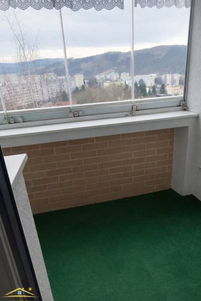 Ein verglaster Balkon mit Blick auf Čadca, Teil einer 3-Zimmer-Wohnung.