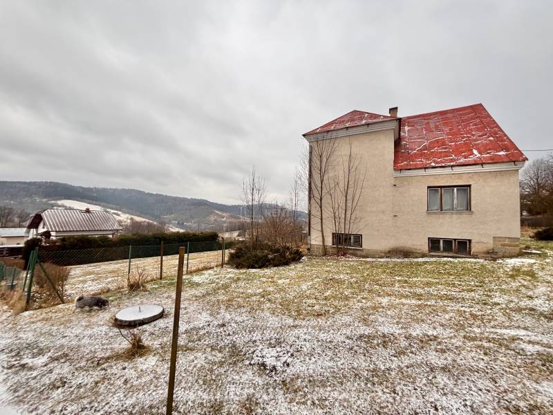 Ein Einfamilienhaus in Poľana in Skalité mit einem herrlichen Blick auf die verschneite Landschaft.