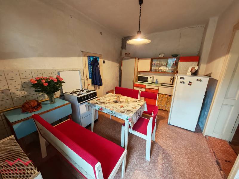 Küche in einem Einfamilienhaus mit antiken Möbeln und dekorativen Elementen.