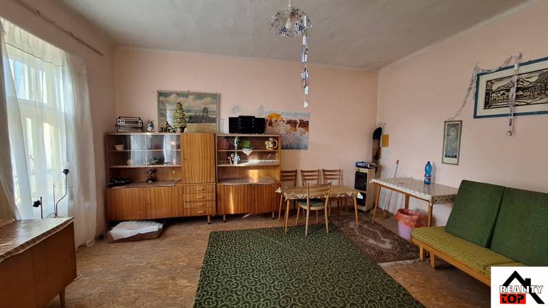 Wohnzimmer in einem Einfamilienhaus mit Retro-Möbeln und hellem Interieur.