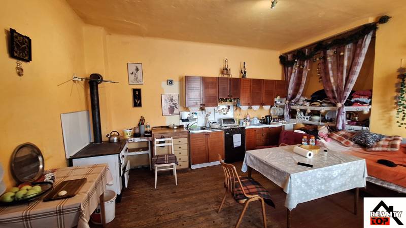 Küche mit Holzdekor, rustikalen Schränken und Dekorationen in einem Einfamilienhaus.