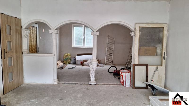 Innenraum eines Einfamilienhauses mit Bögen und Säulen, unvollständige Renovierung.